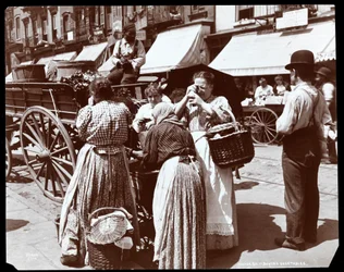 Ansicht von Frauen, die Gemüse kaufen und Eier von einem Händler auf der Hester Street inspizieren, New York (1898)